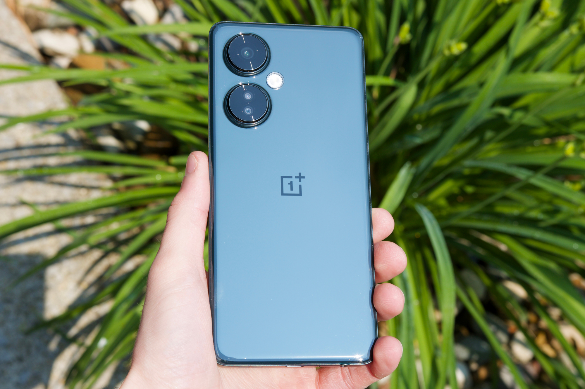 who makes the oneplus phone