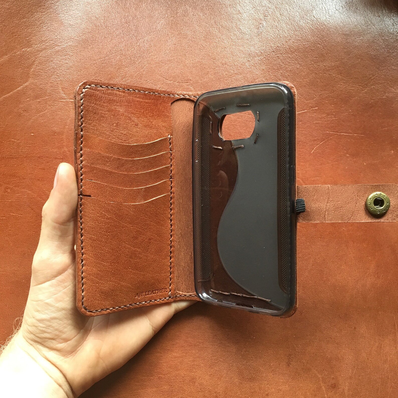 Elegant Durability: The Benefits of Leather Phone Cases插图3